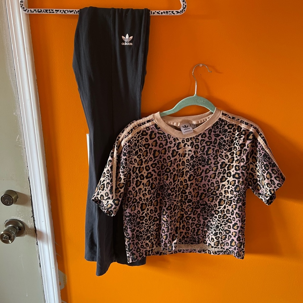 Medium flared adidas leggings cropped cheetah adidas top medium